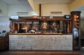 Cum Am Mobilat și Utilat Zona de Servire a Unei Pensiuni: Design Elegat și Funcționalitate